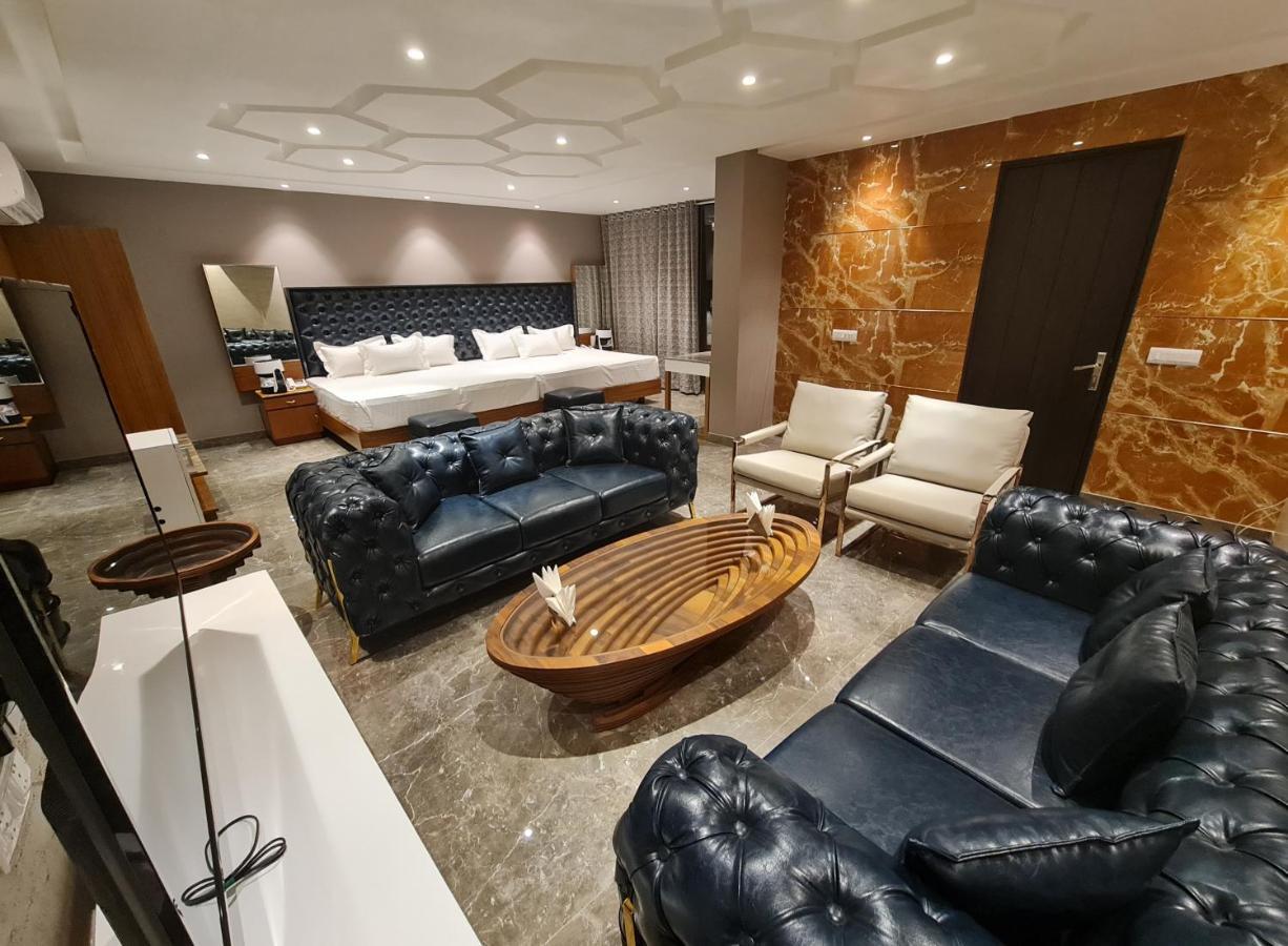 Hotel Royal Castle Grand Ню Делхи Екстериор снимка