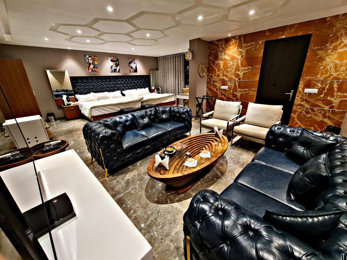 Hotel Royal Castle Grand Ню Делхи Екстериор снимка