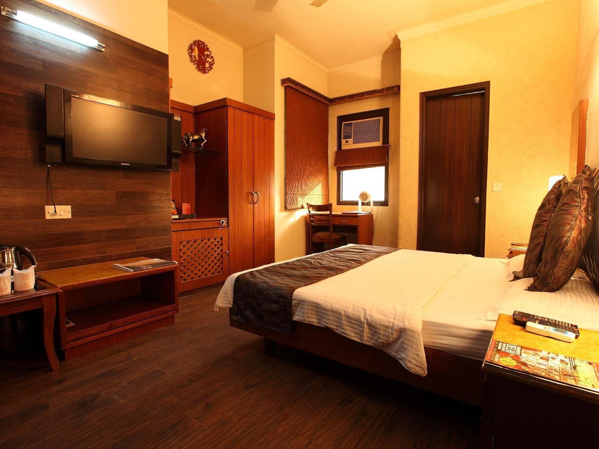 Hotel Royal Castle Grand Ню Делхи Екстериор снимка