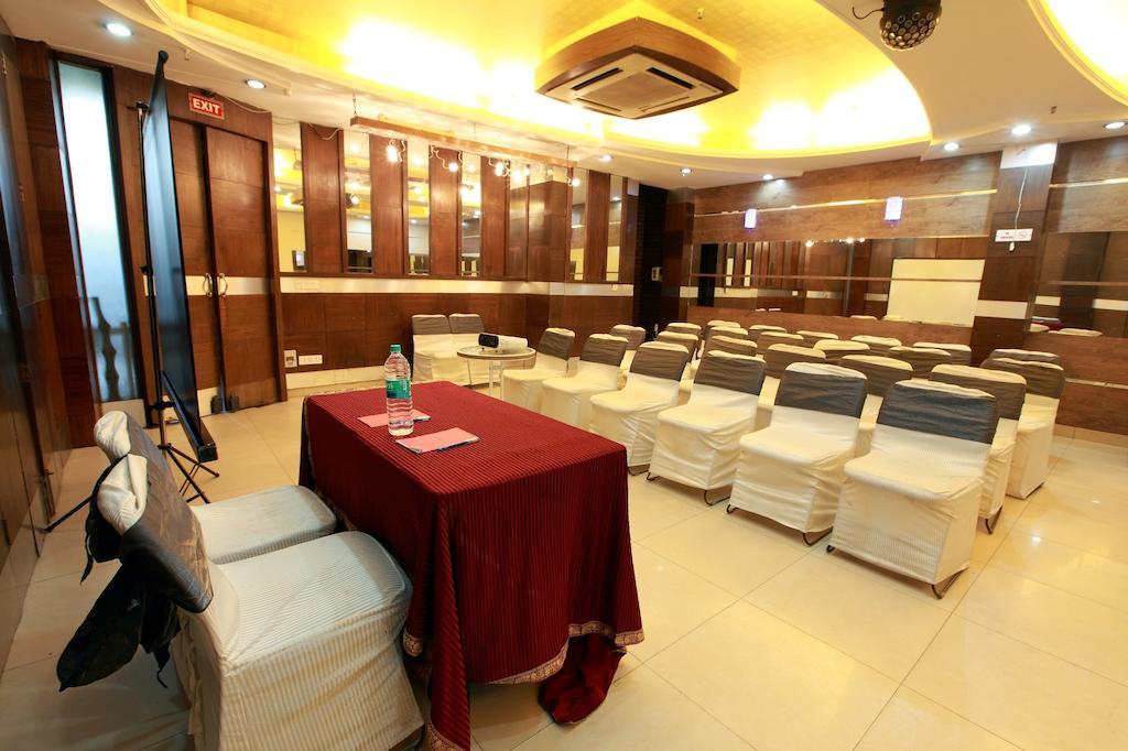 Hotel Royal Castle Grand Ню Делхи Екстериор снимка